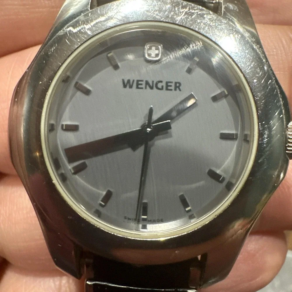 Runs Wenger Silver Tone Gray Dial Black Stretch Band Analog Watch 0922040 Unisex